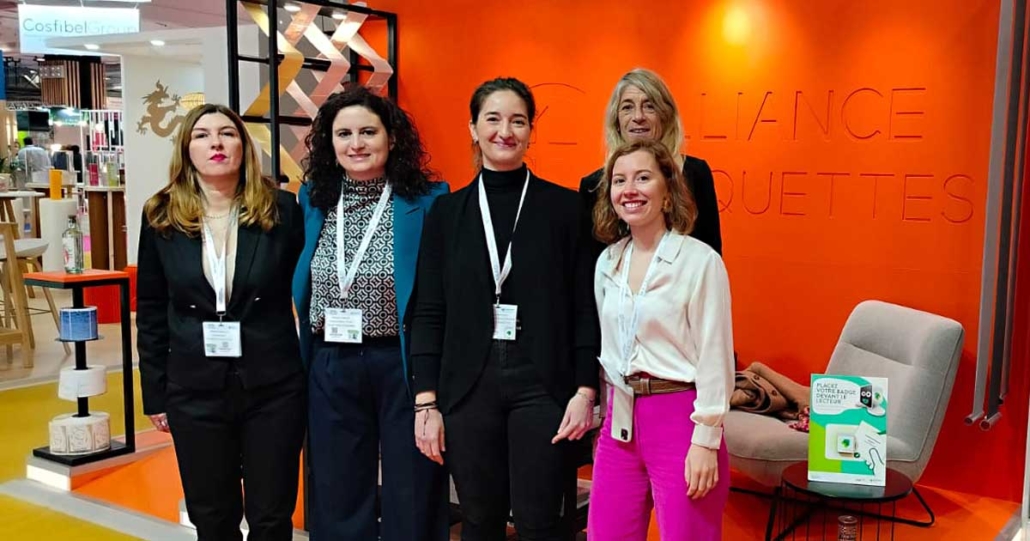 Lo staff tutto al femminile in posa davanti allo stand di Alliance Etiquettes a Paris Packaging Week