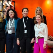 Lo staff tutto al femminile in posa davanti allo stand di Alliance Etiquettes a Paris Packaging Week